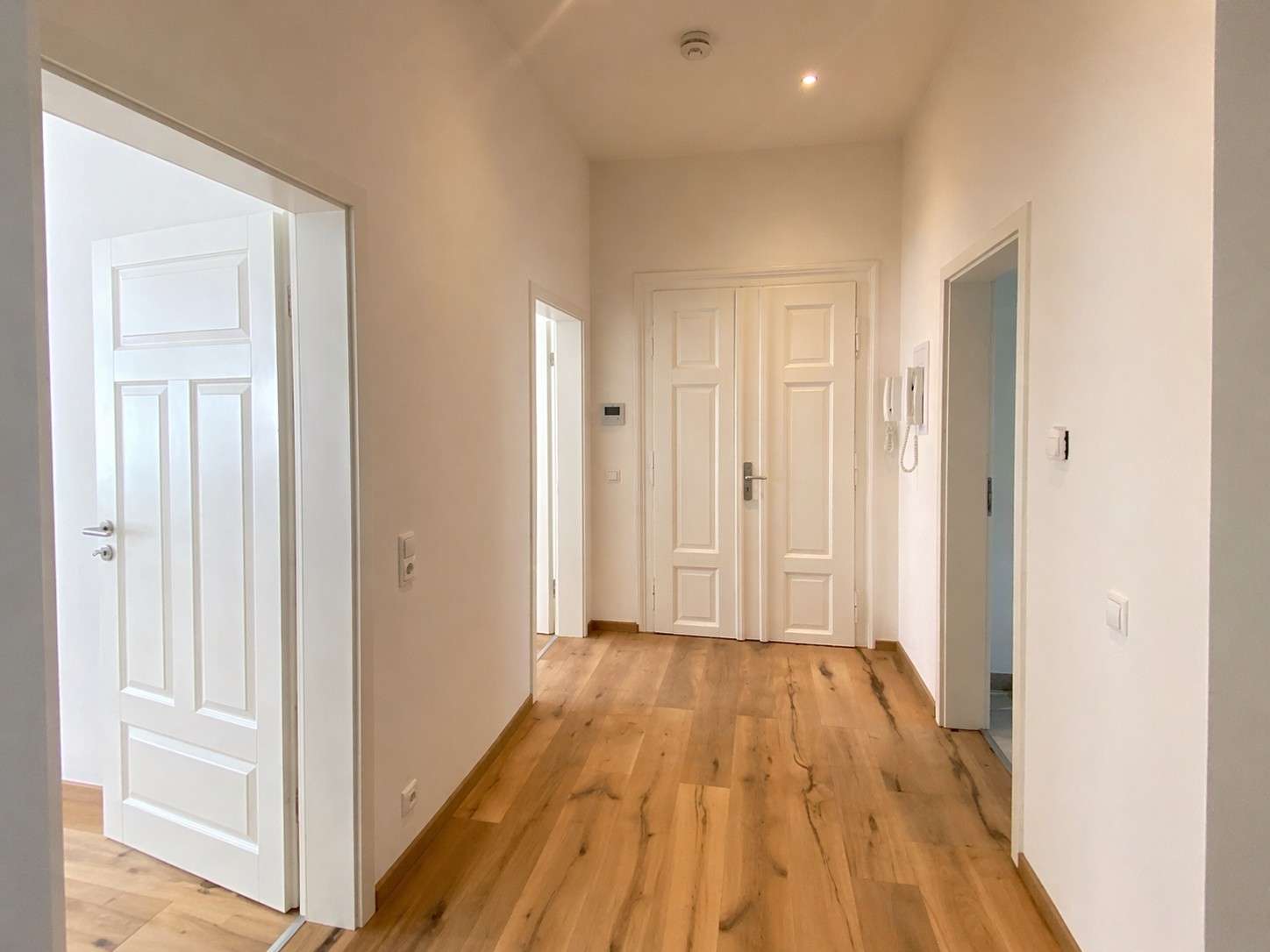 Flur mit Deckenspots Blick Eingangstür