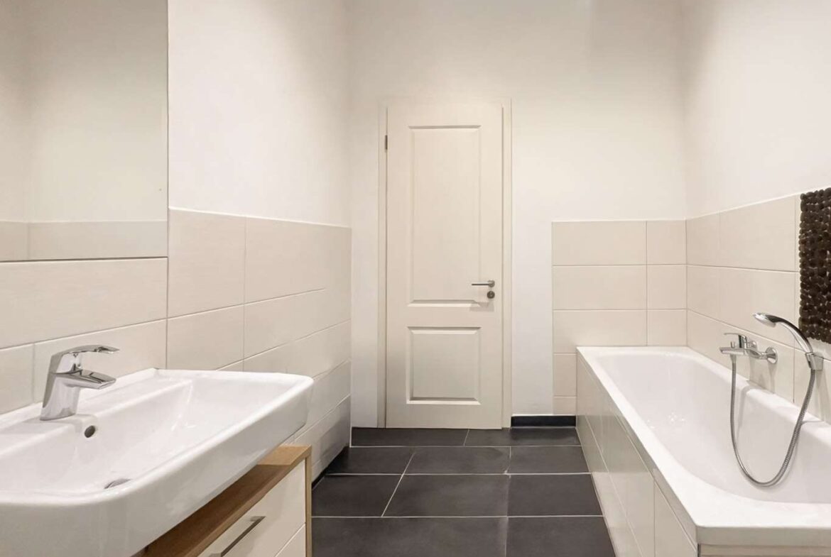 Bad mit Wanne - digital leer