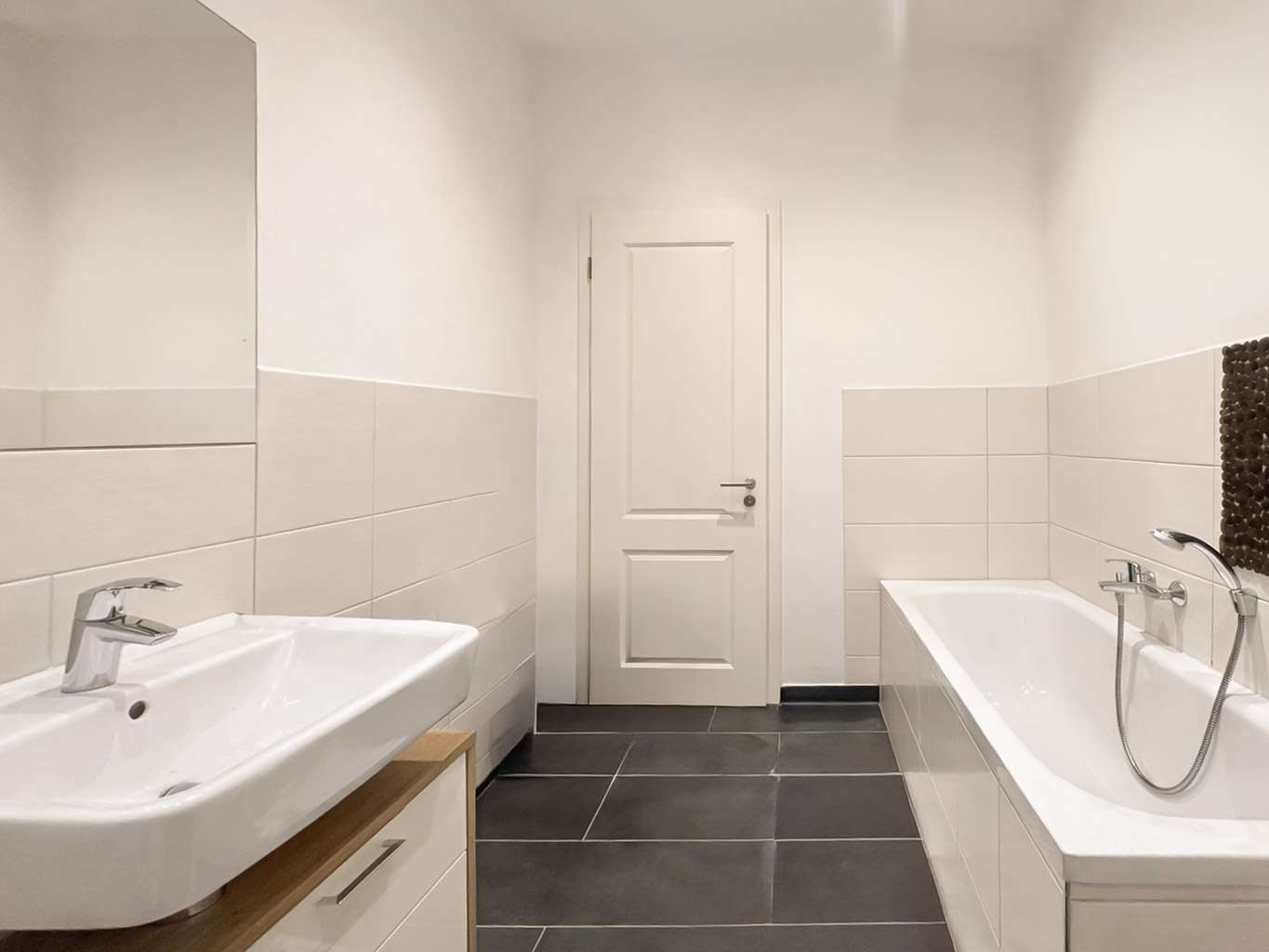 Bad mit Wanne - digital leer