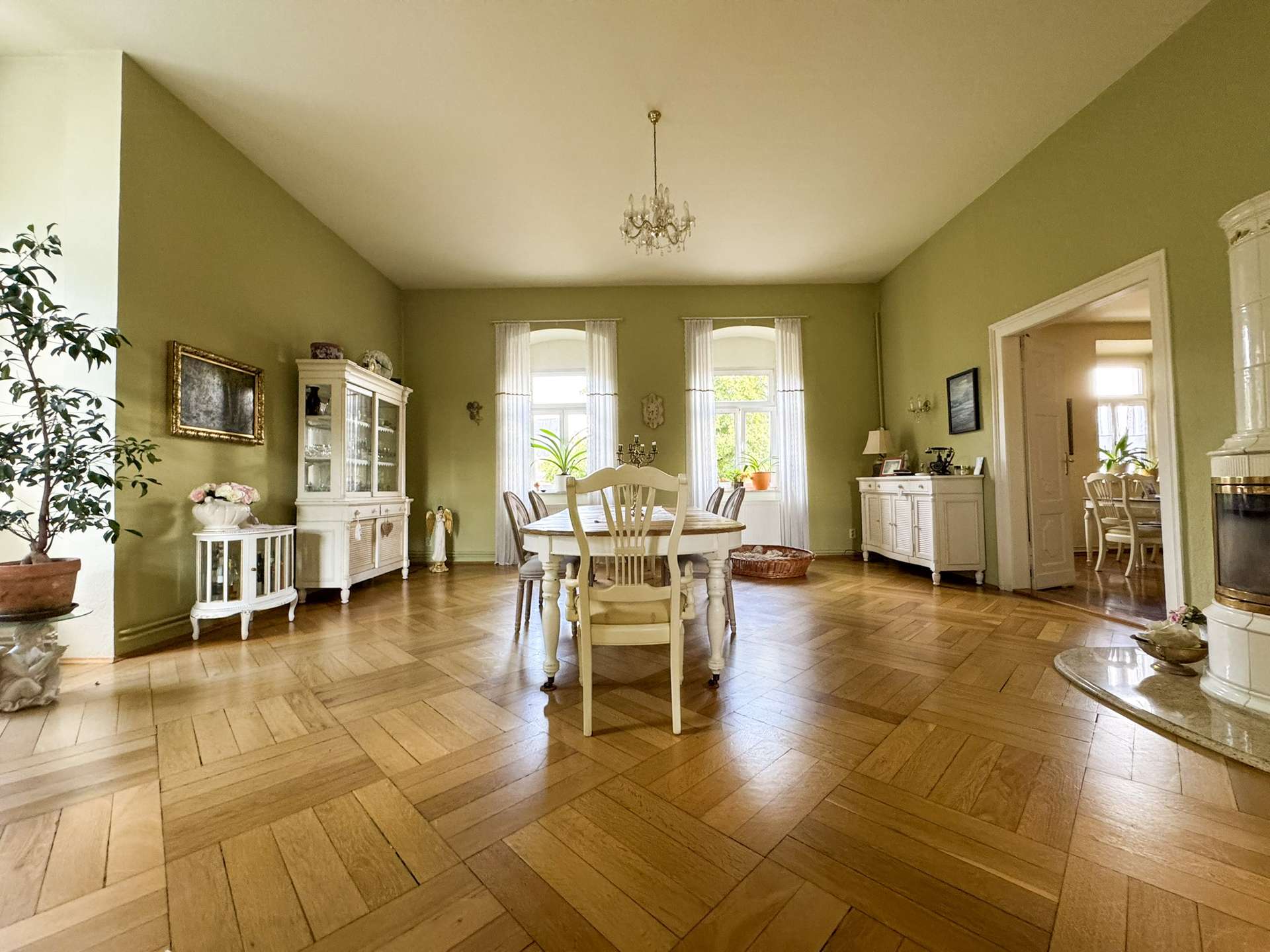 Helles Esszimmer mit Fensterfront