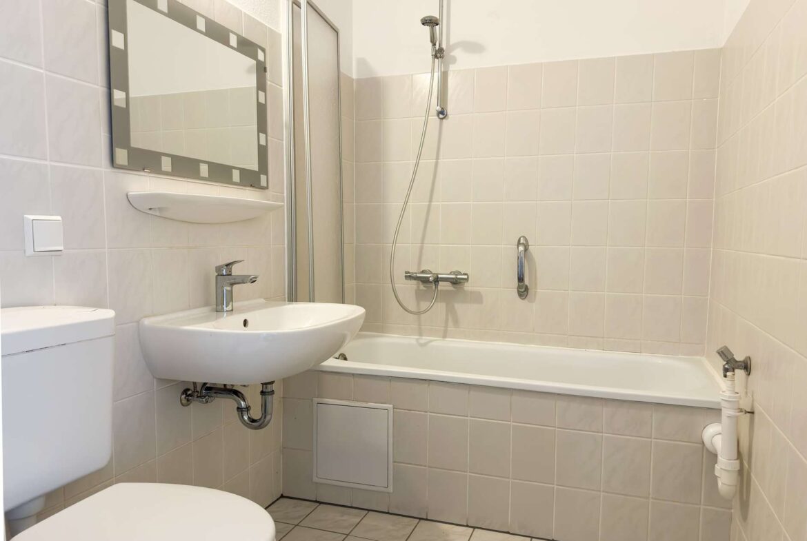 Bad mit Wanne, WM-Anschluss 