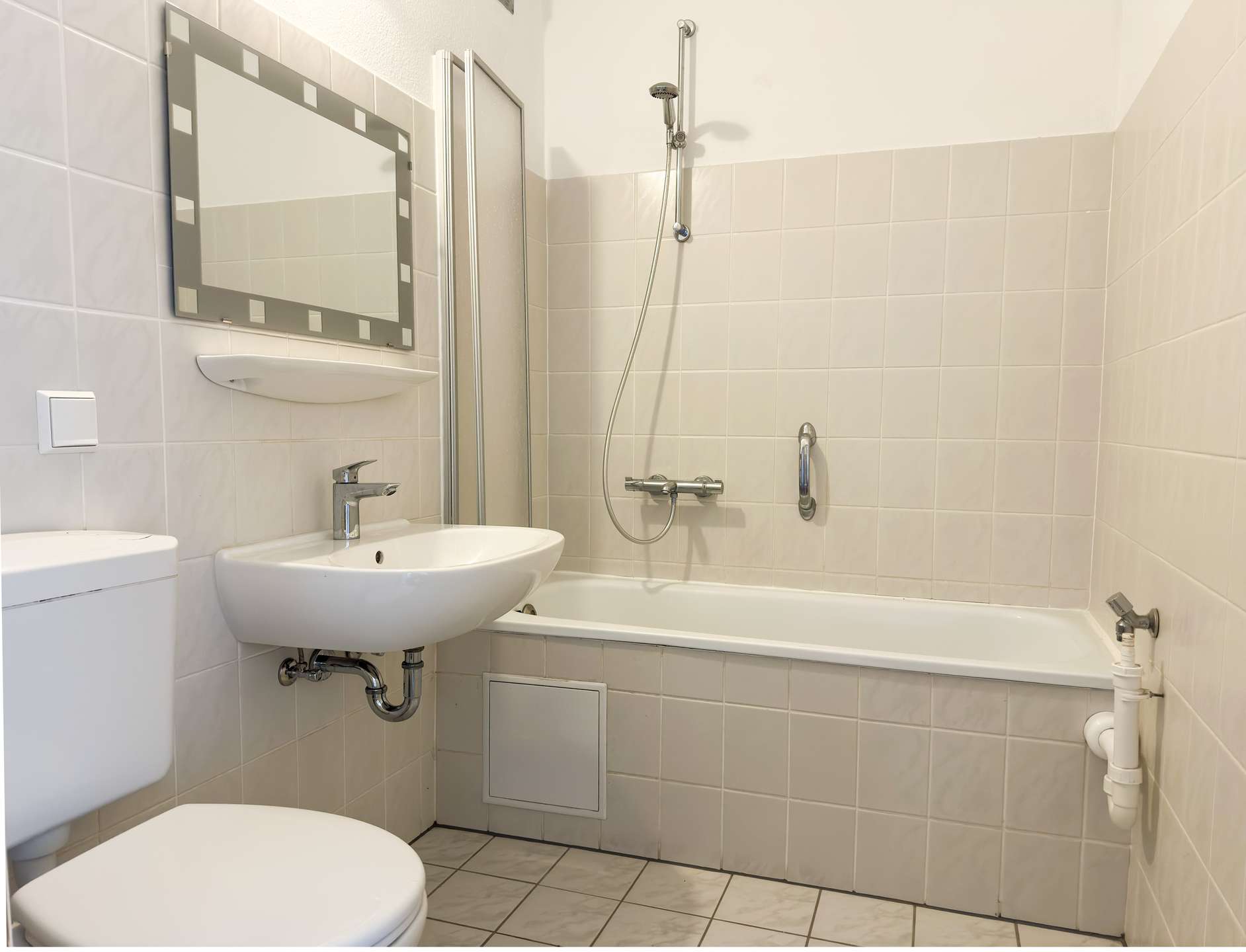 Bad mit Wanne, WM-Anschluss 