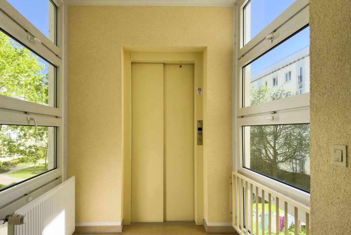 Aufzug auf halber Treppe