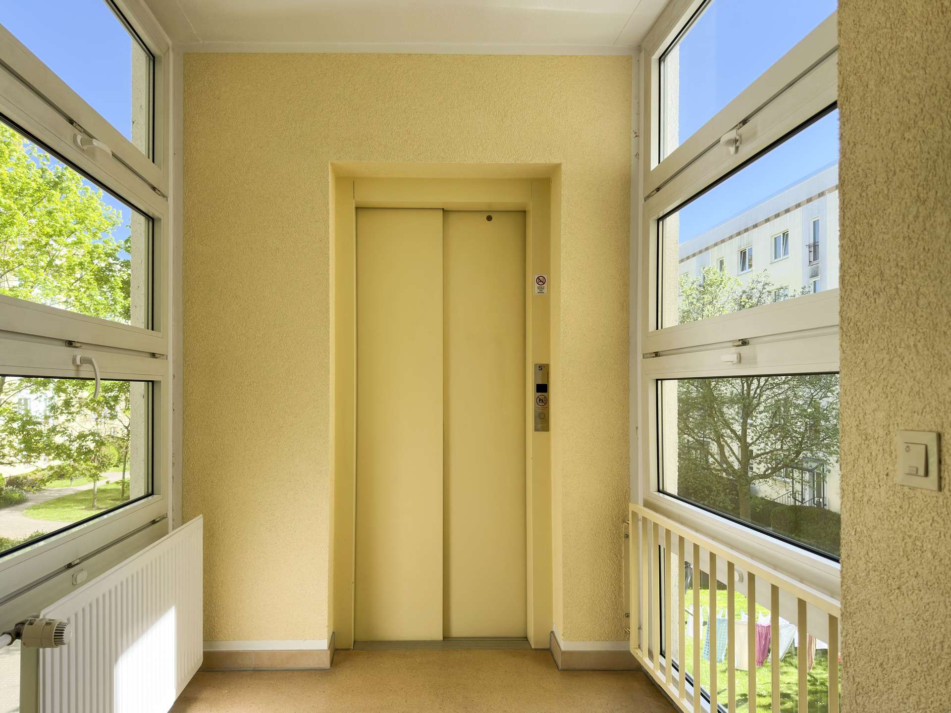 Aufzug auf halber Treppe