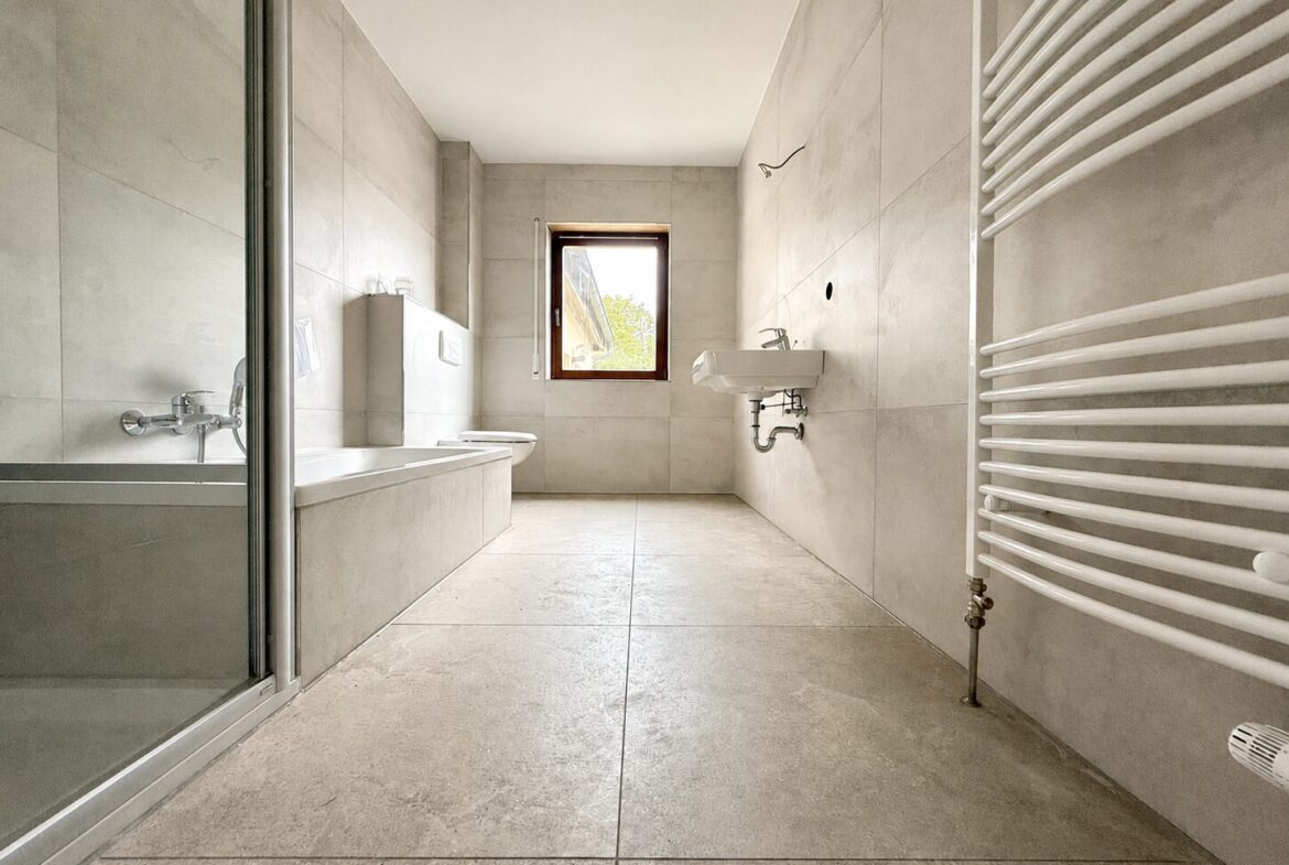 Bad mit Badewanne und Dusche