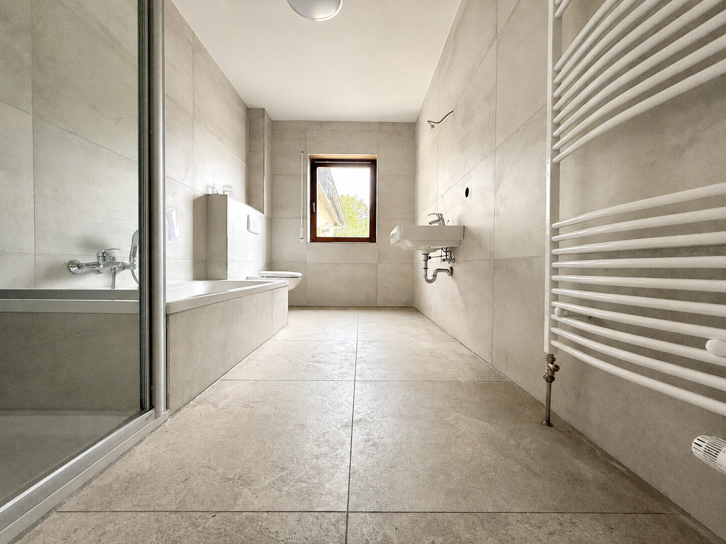 Bad mit Badewanne und Dusche