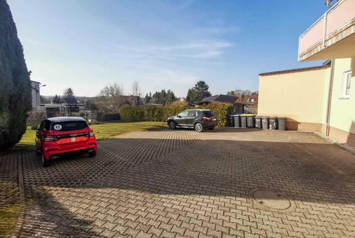 Weiträumiger Parkplatz