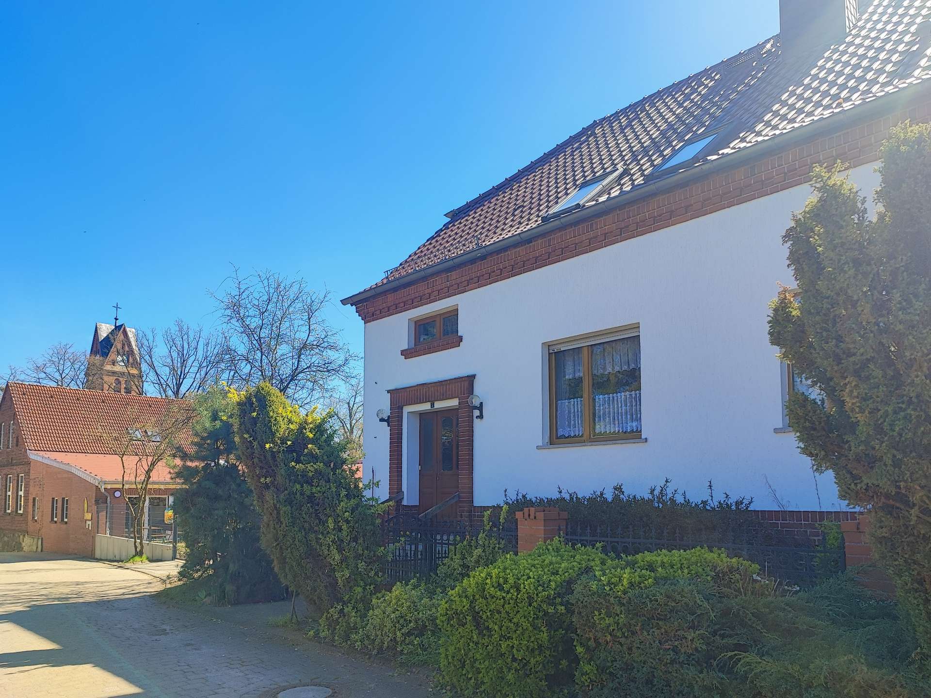 am Ende der Straße gelegen