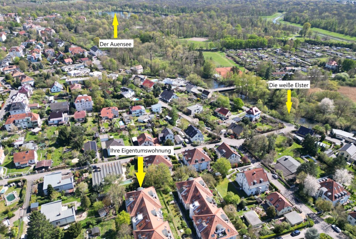Luftbild eines Wohngebiets mit See Der Auensee im Zentrum und Fluss Die Weiße Elster am rechten Rand; Ihre Eigentumswohnung ist markiert.