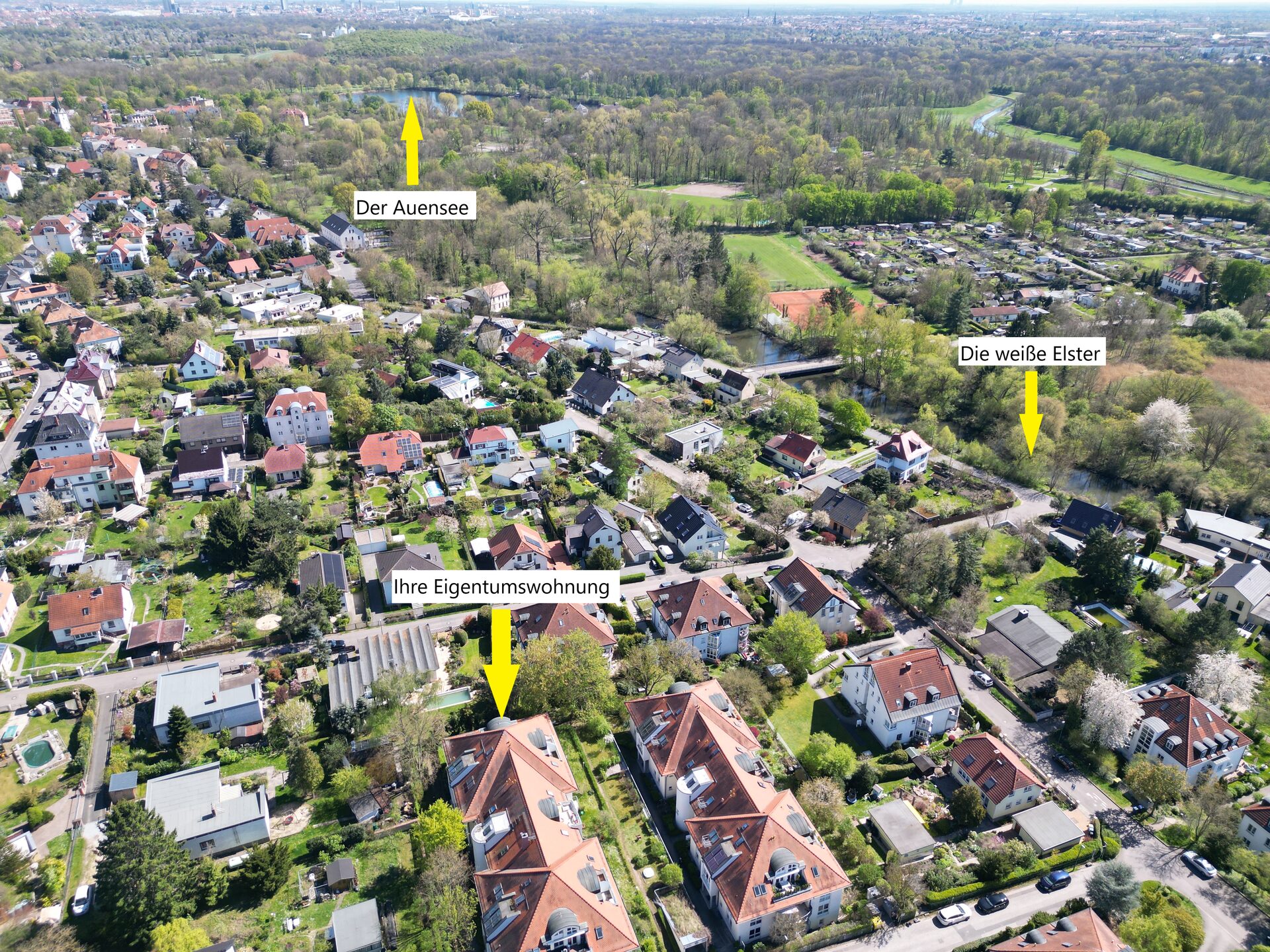 Luftbild eines Wohngebiets mit See Der Auensee im Zentrum und Fluss Die Weiße Elster am rechten Rand; Ihre Eigentumswohnung ist markiert.