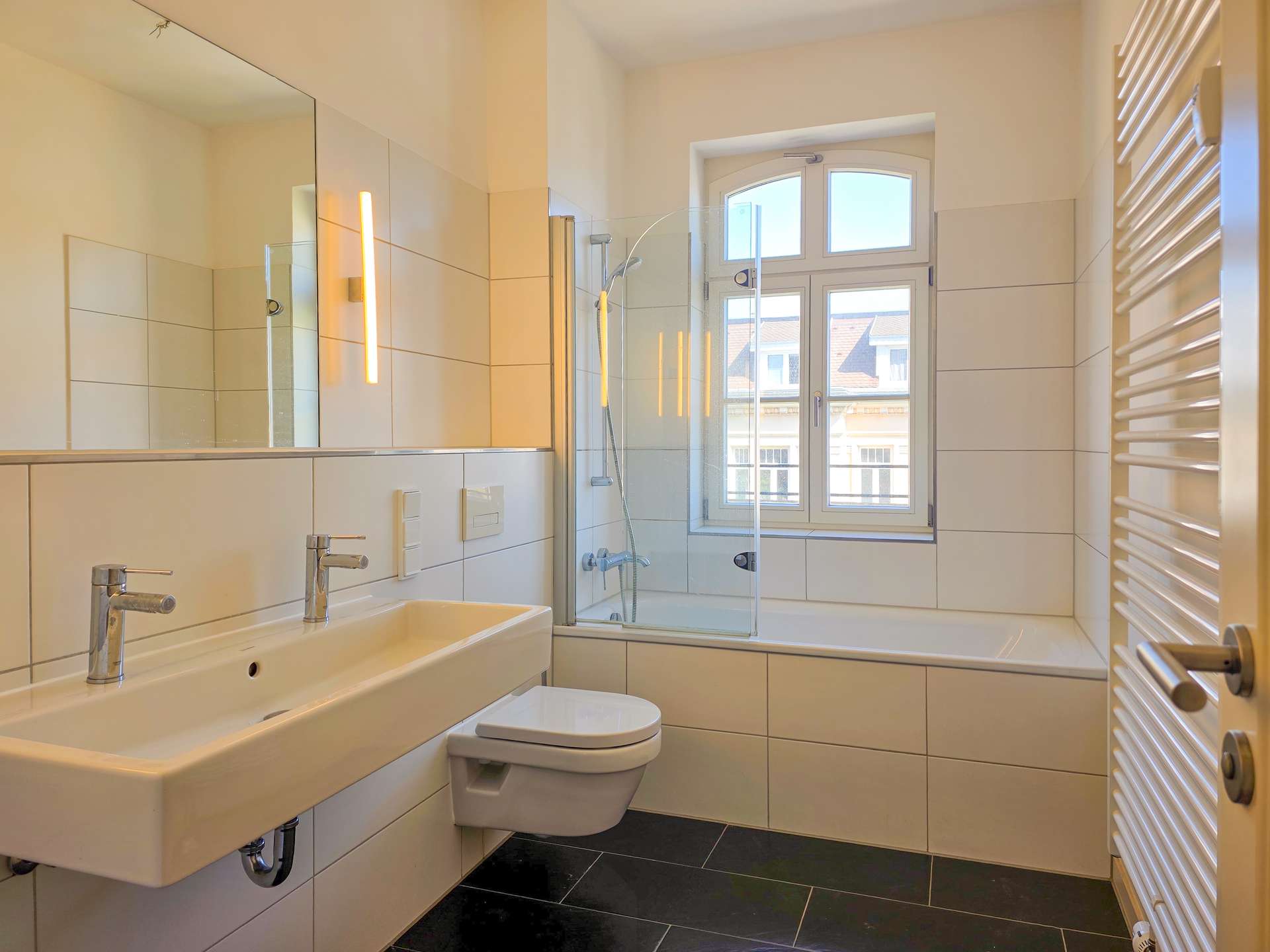 Helles Bad mit Wanne