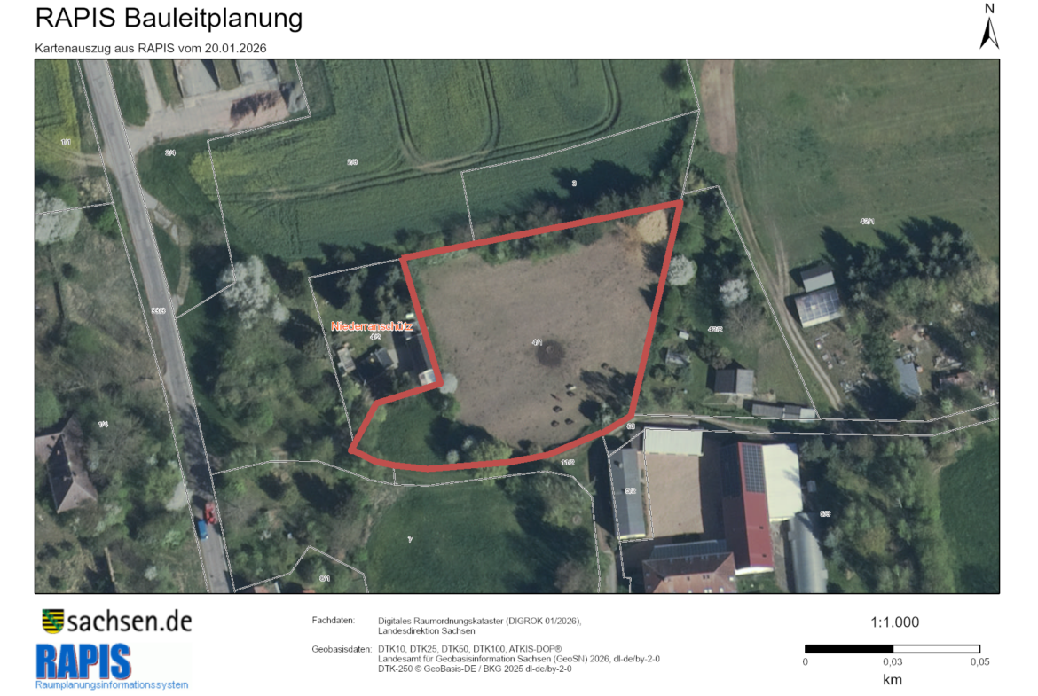 Aerial map excerpt labeled RAPIS Bauleitplanung showing parcel outlines and a red boundary around a central plot.