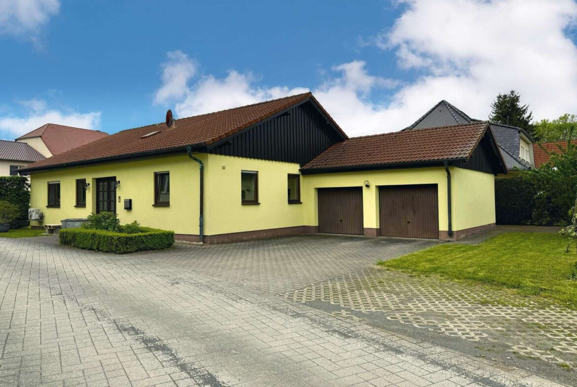 Außenansicht mit Garage