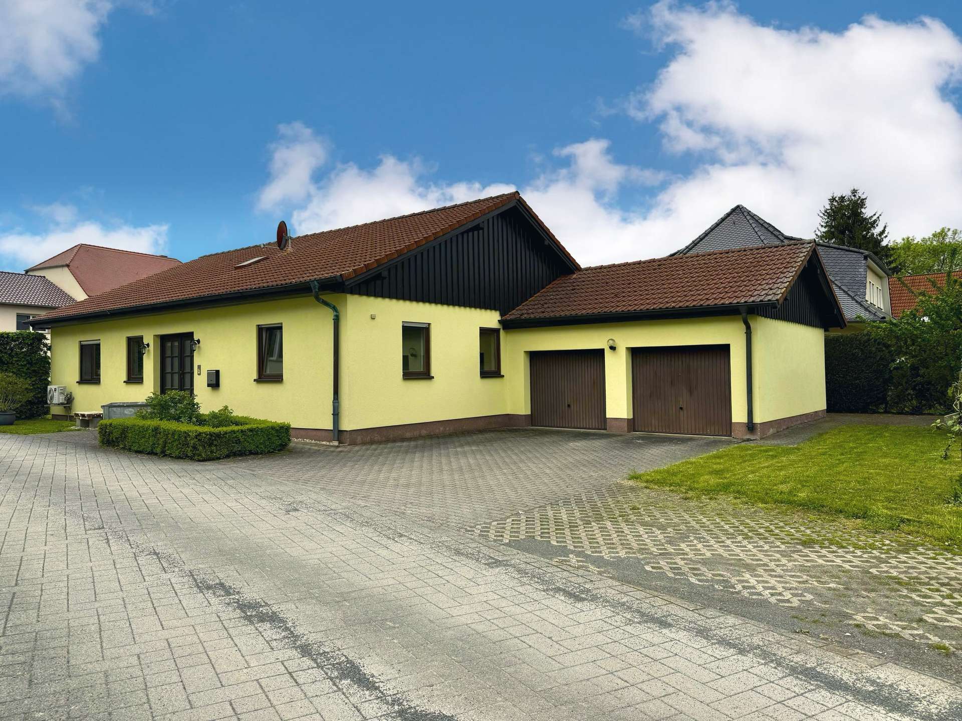 Außenansicht mit Garage