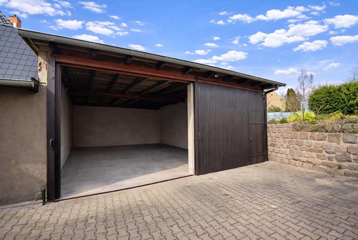 Große Garage innen