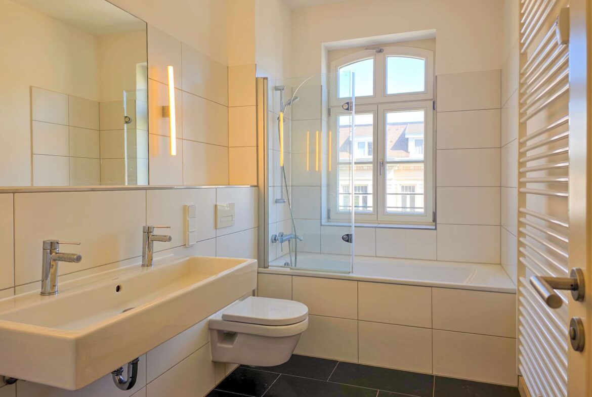 Helles Bad mit Wanne