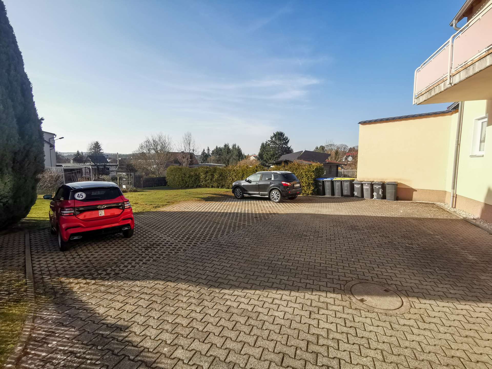 Weiträumiger Parkplatz