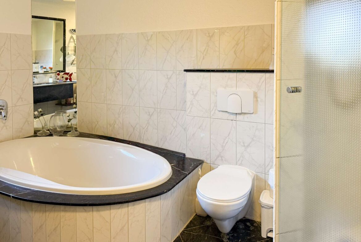 Mit Wanne und Dusche