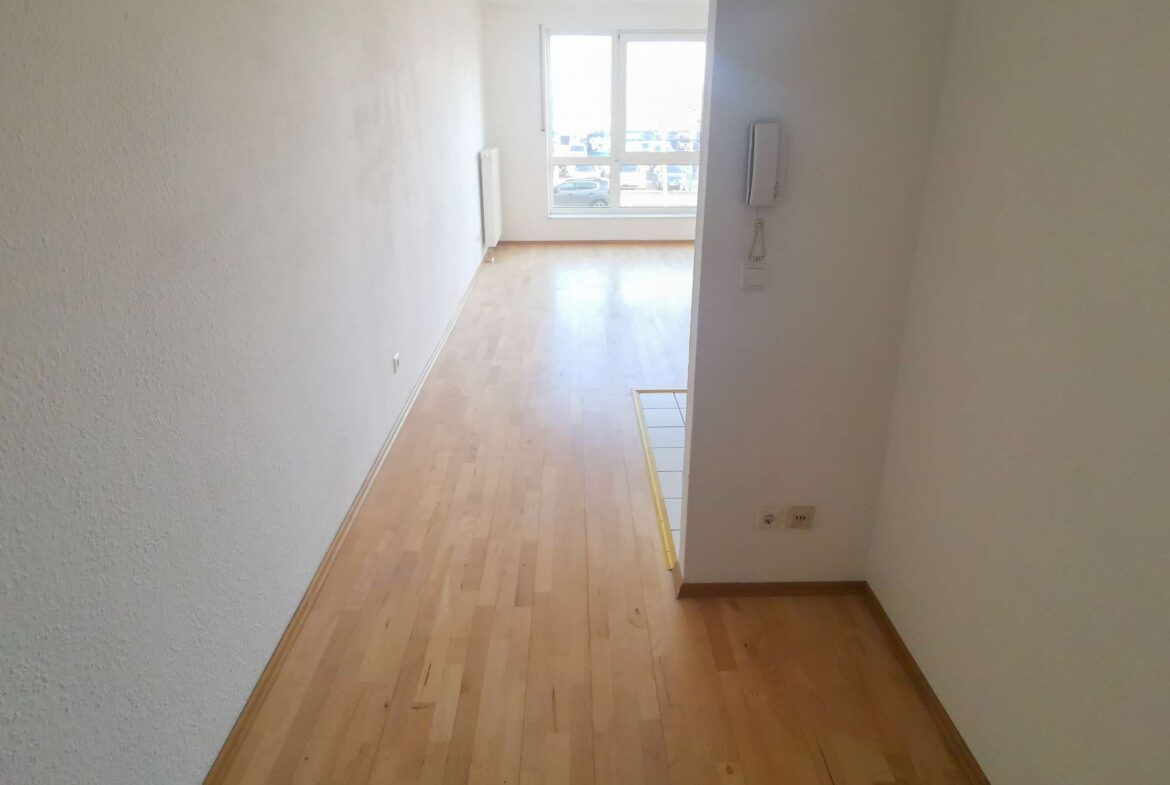 Blick vom Flur in zum Wohnbereich