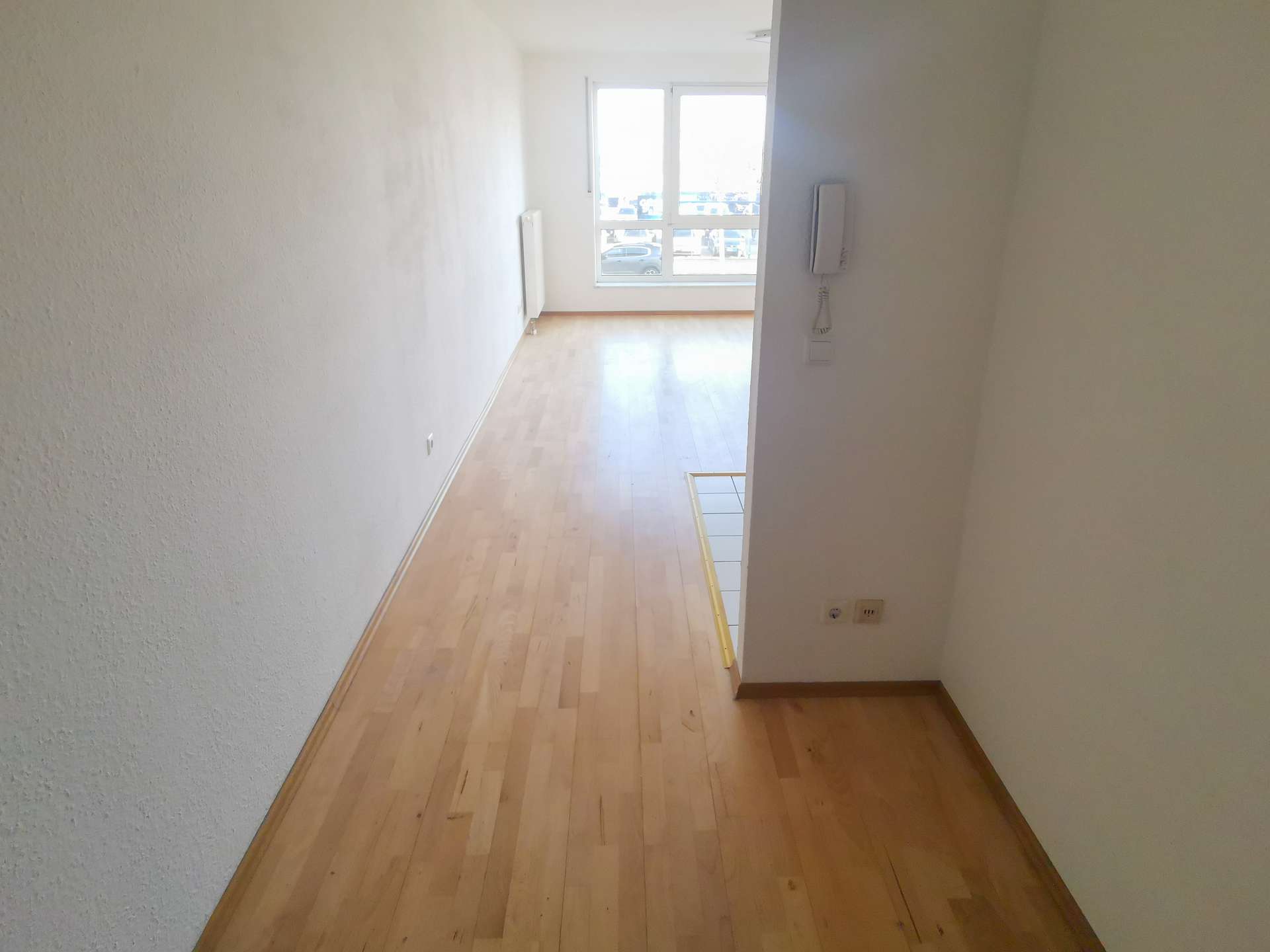 Blick vom Flur in zum Wohnbereich