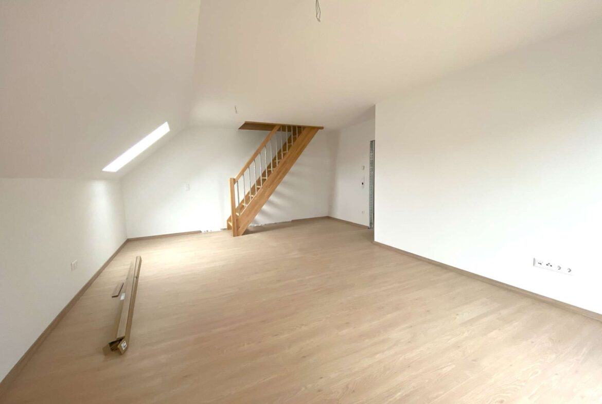 Wohnzimmer mit Treppe ins Obergeschoss