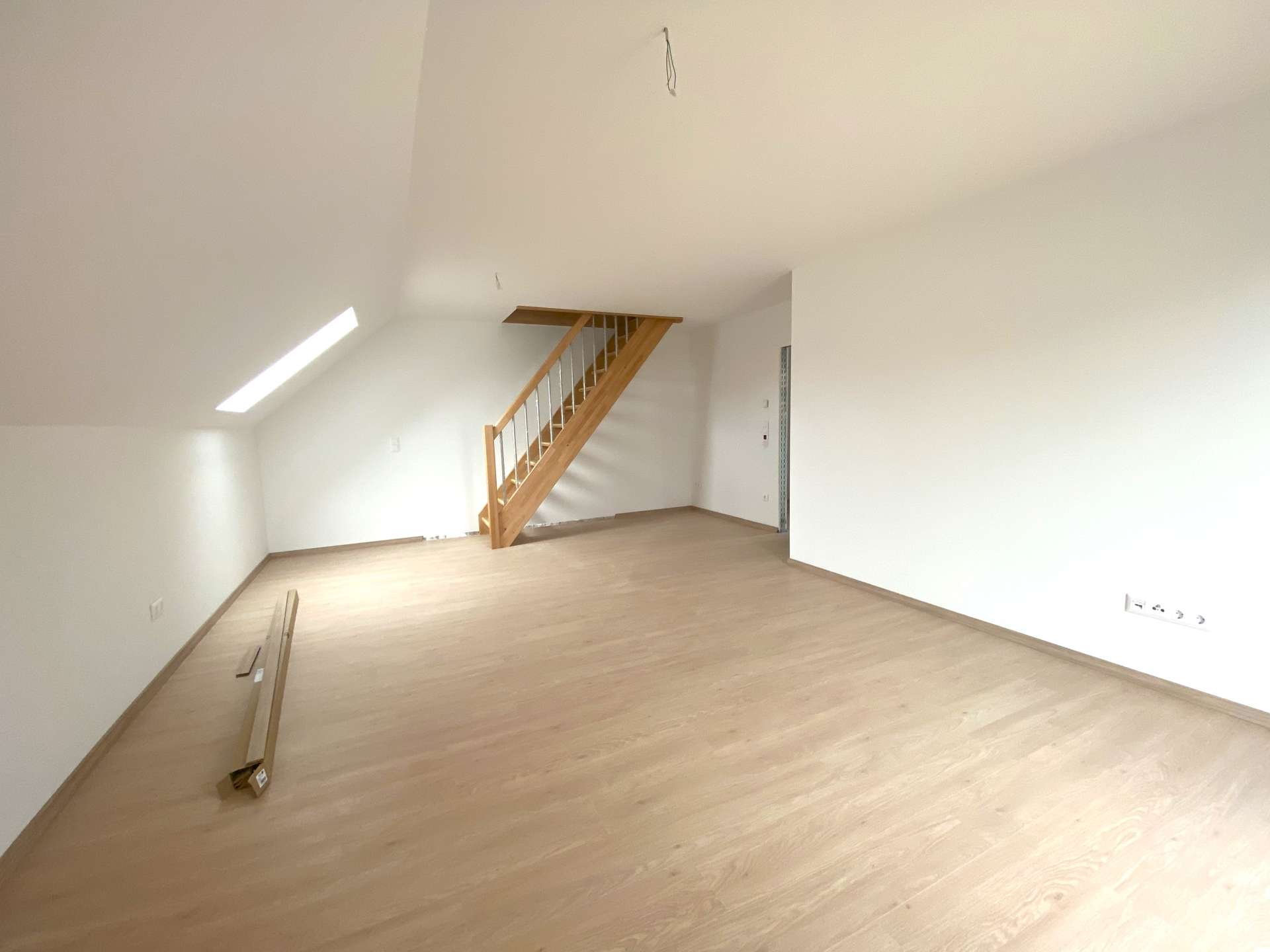 Wohnzimmer mit Treppe ins Obergeschoss
