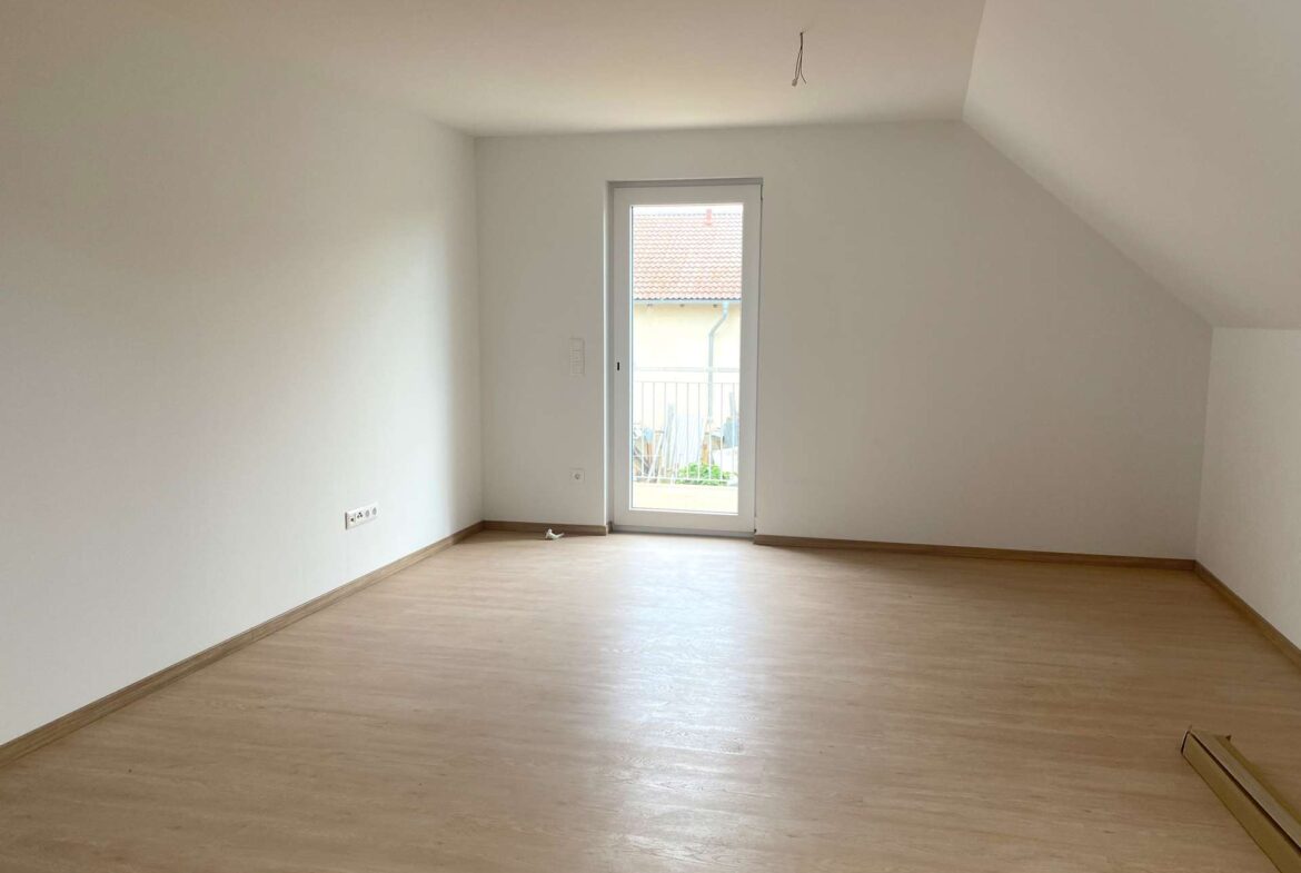 Wohnzimmer mit Balkonzugang
