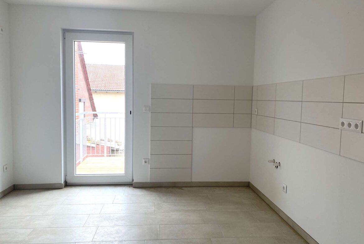 Küche mit Balkonzugang