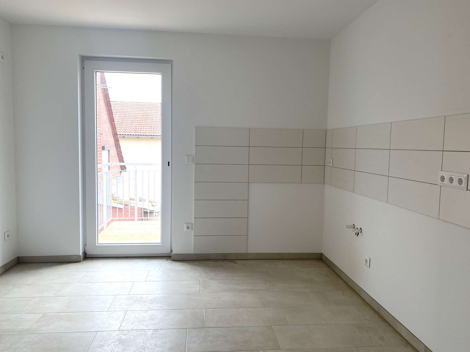 Küche mit Balkonzugang