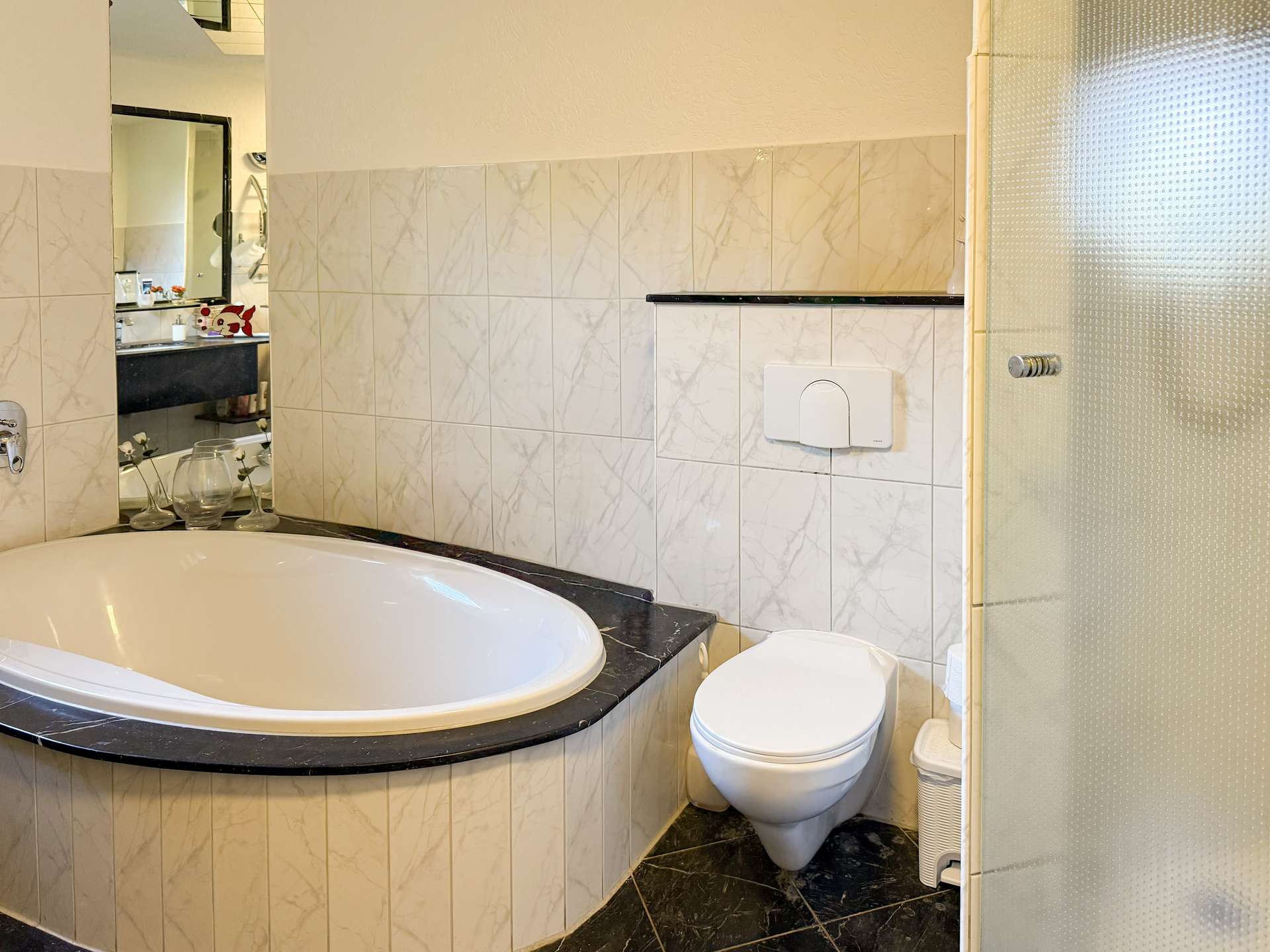 Mit Wanne und Dusche