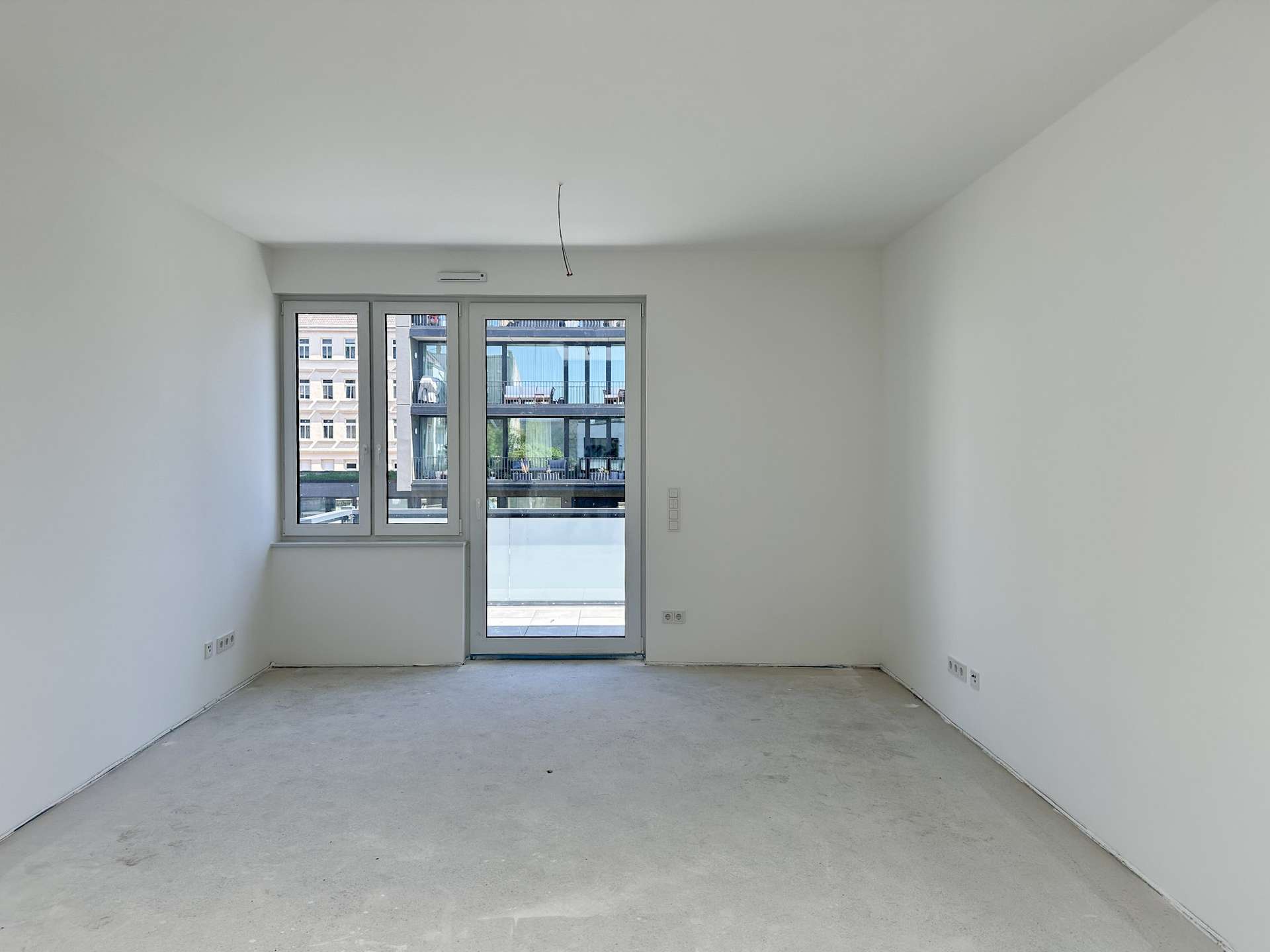 Wohnzimmer mit Balkonzugang