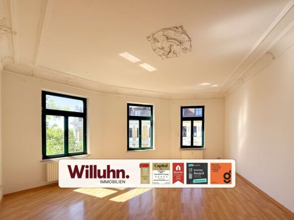 Helles Wohnzimmer mit Stuck
