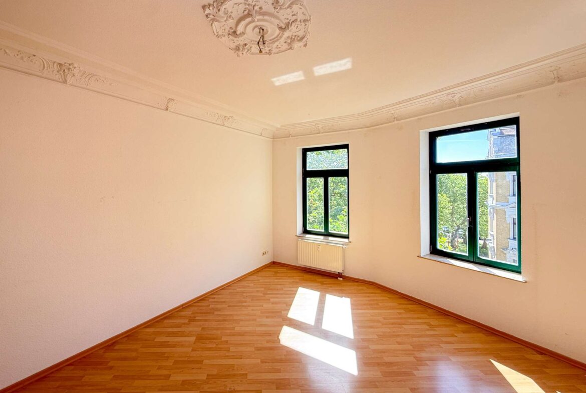 Helles Wohnzimmer mit Stuck