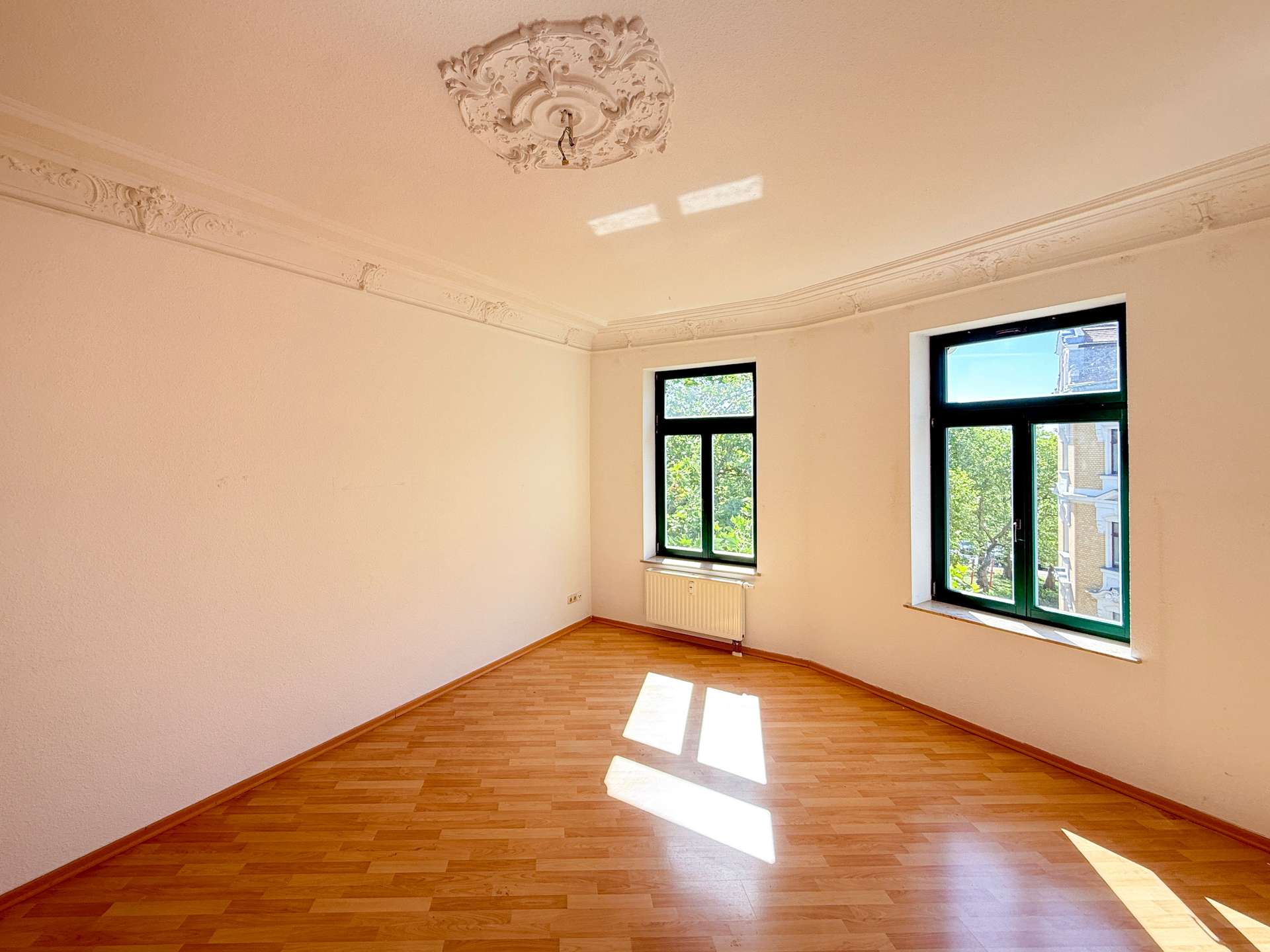 Helles Wohnzimmer mit Stuck