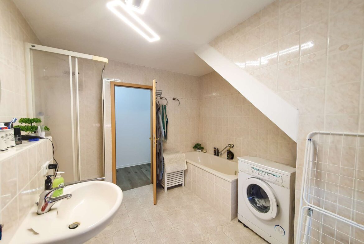 Badezimmer mit Dusche und Wanne