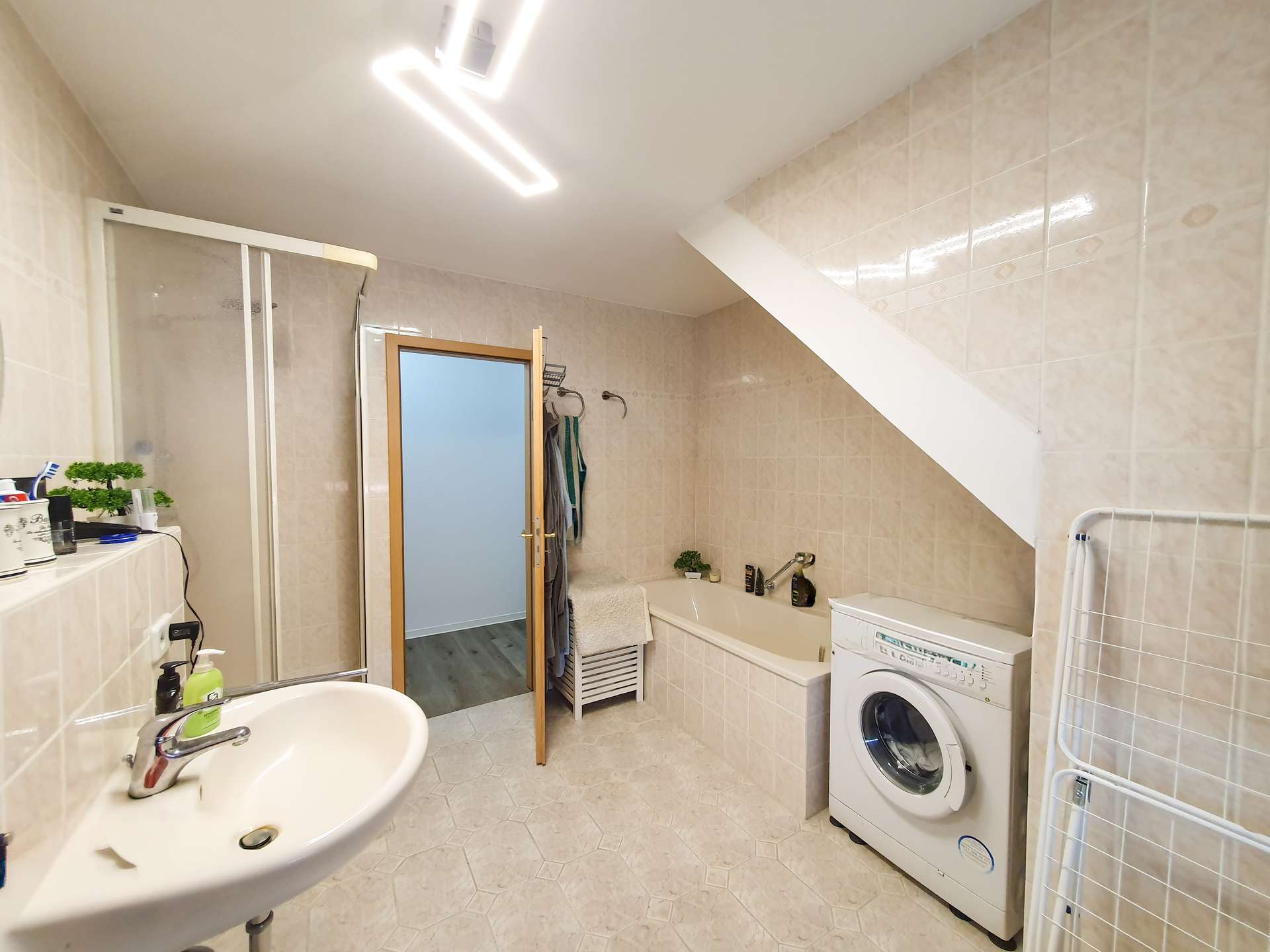 Badezimmer mit Dusche und Wanne