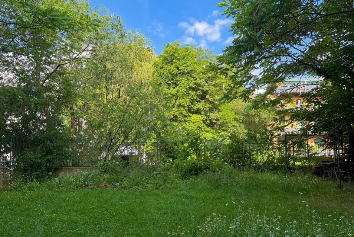begrünter Innenhof am Kanal