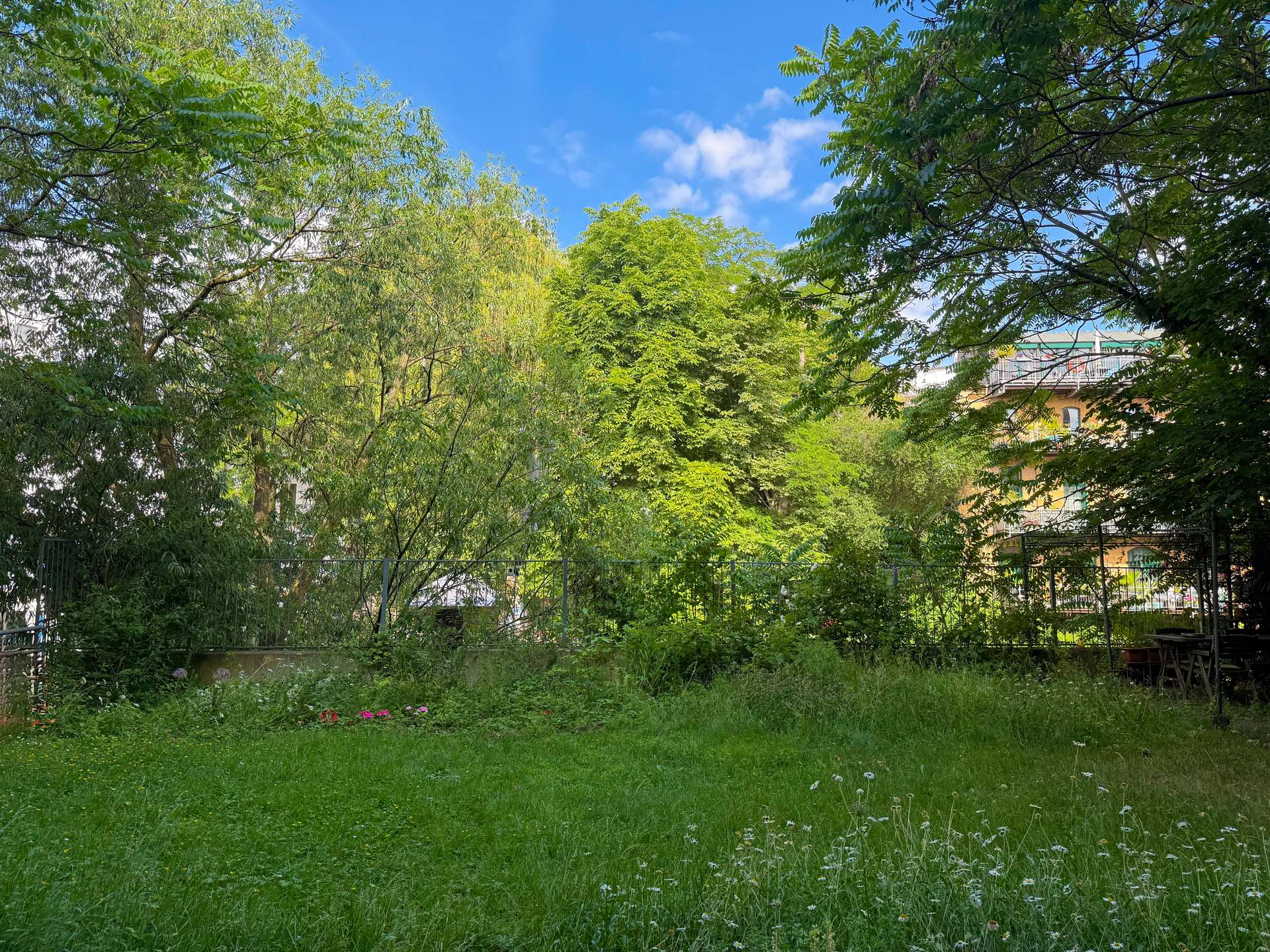 begrünter Innenhof am Kanal