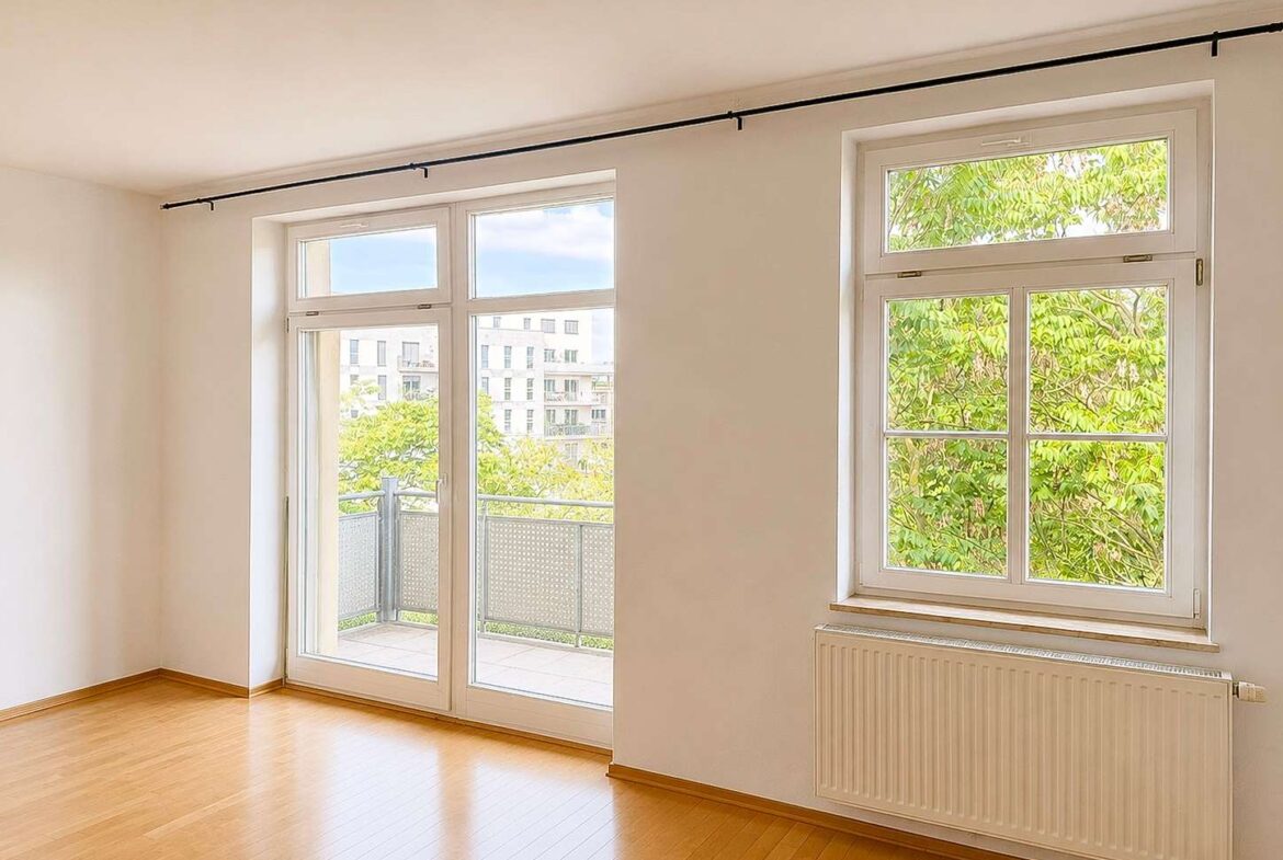 lichtdurchflutetes Wohnzimmer