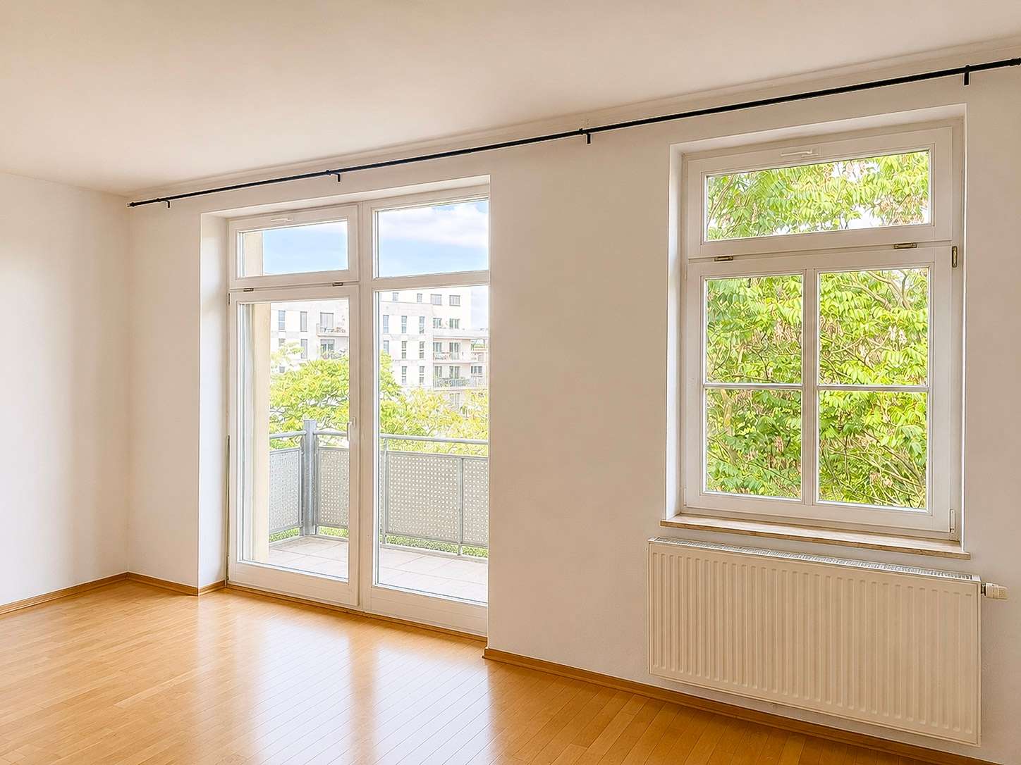 lichtdurchflutetes Wohnzimmer