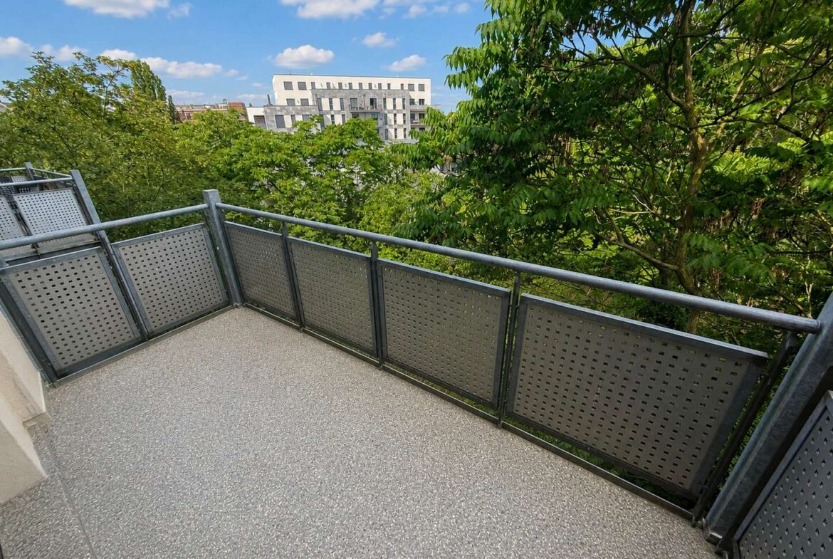 Balkon mit Kanal-Blick
