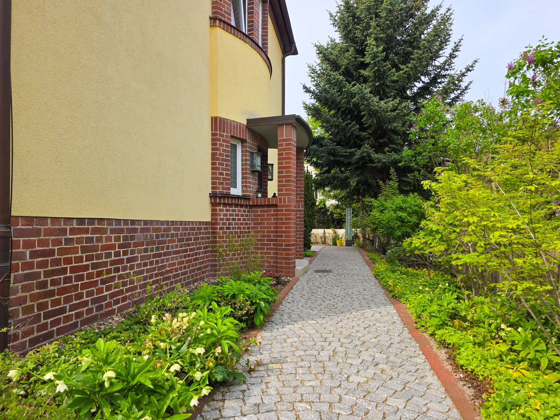 Weg zum Eingang