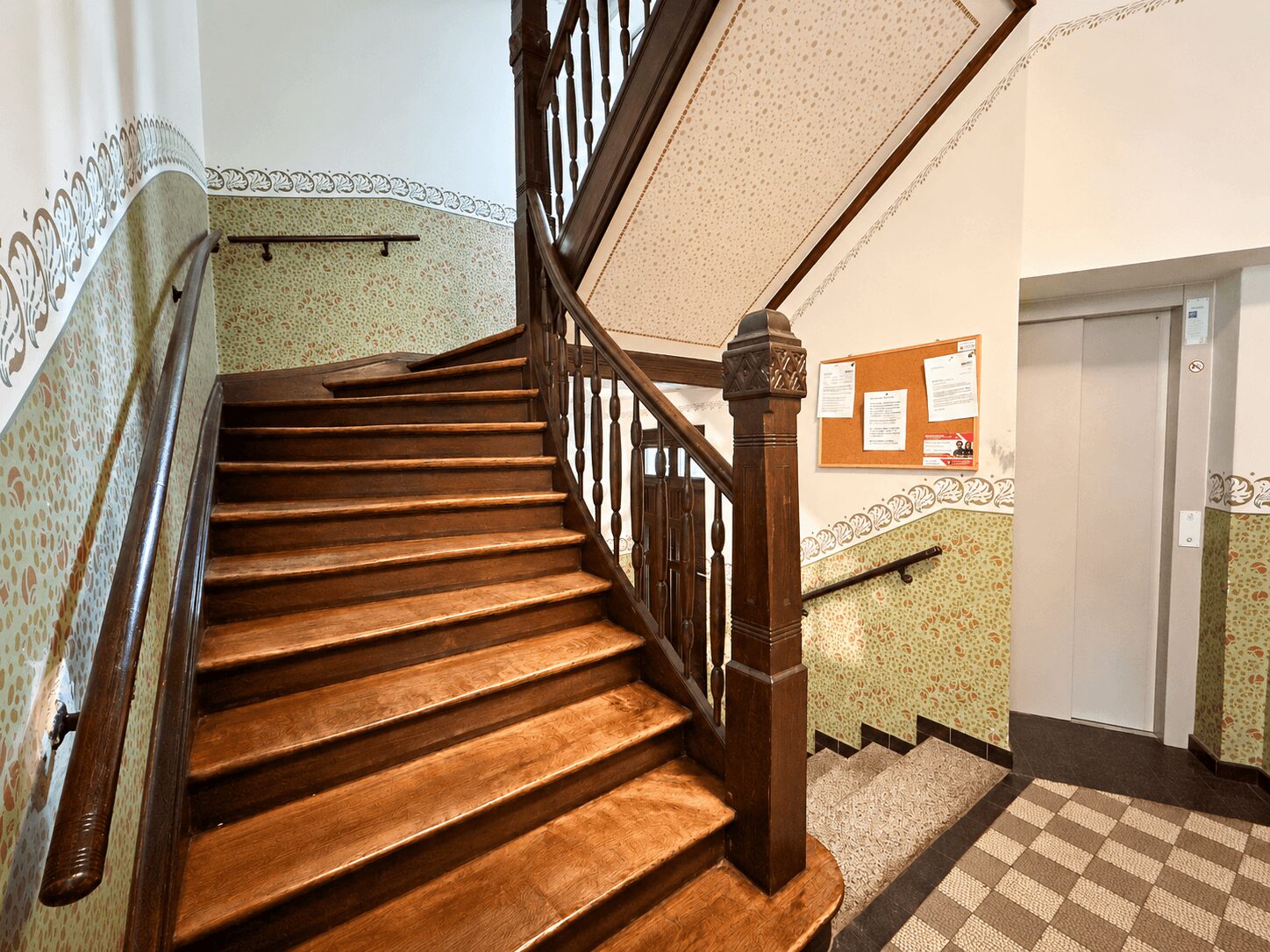 Treppenhaus/Aufzug