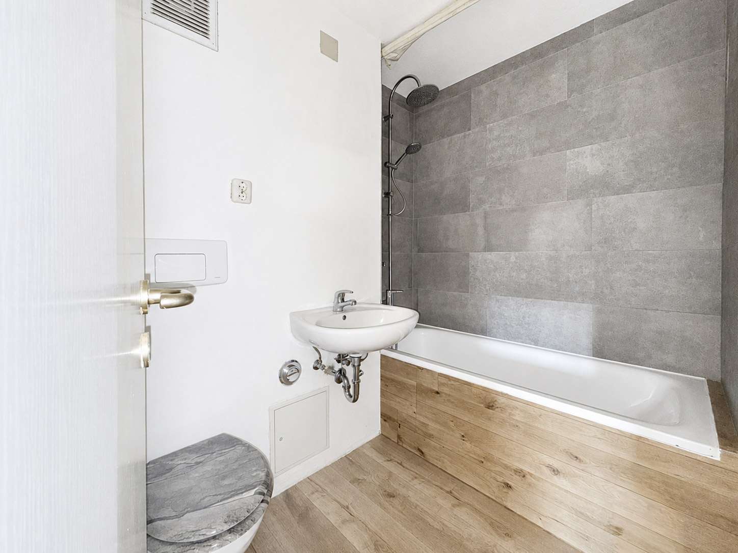 Badezimmer mit Wanne