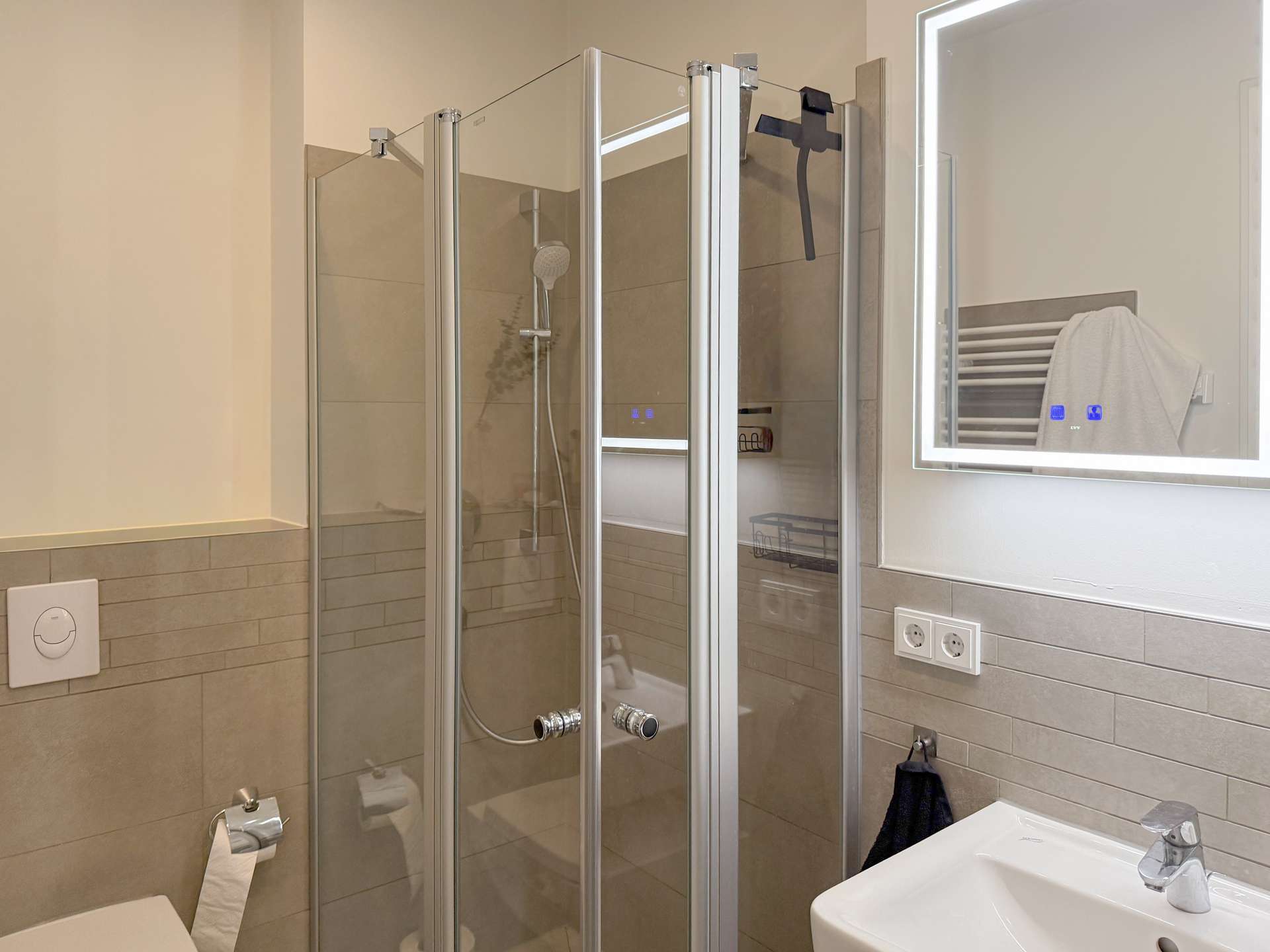 Mit Wanne und Dusche 