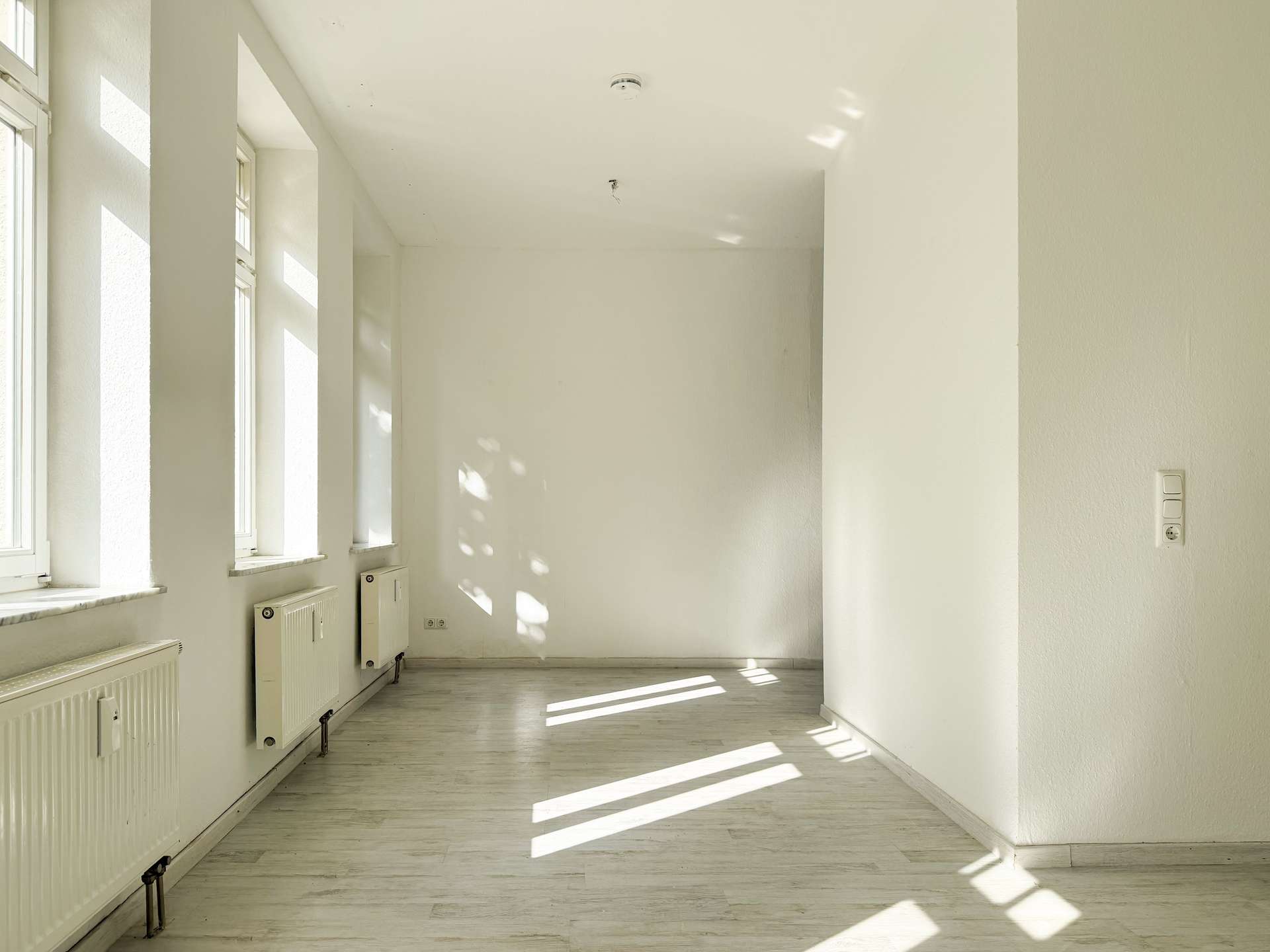 lichtdurchflutetes Wohnzimmer