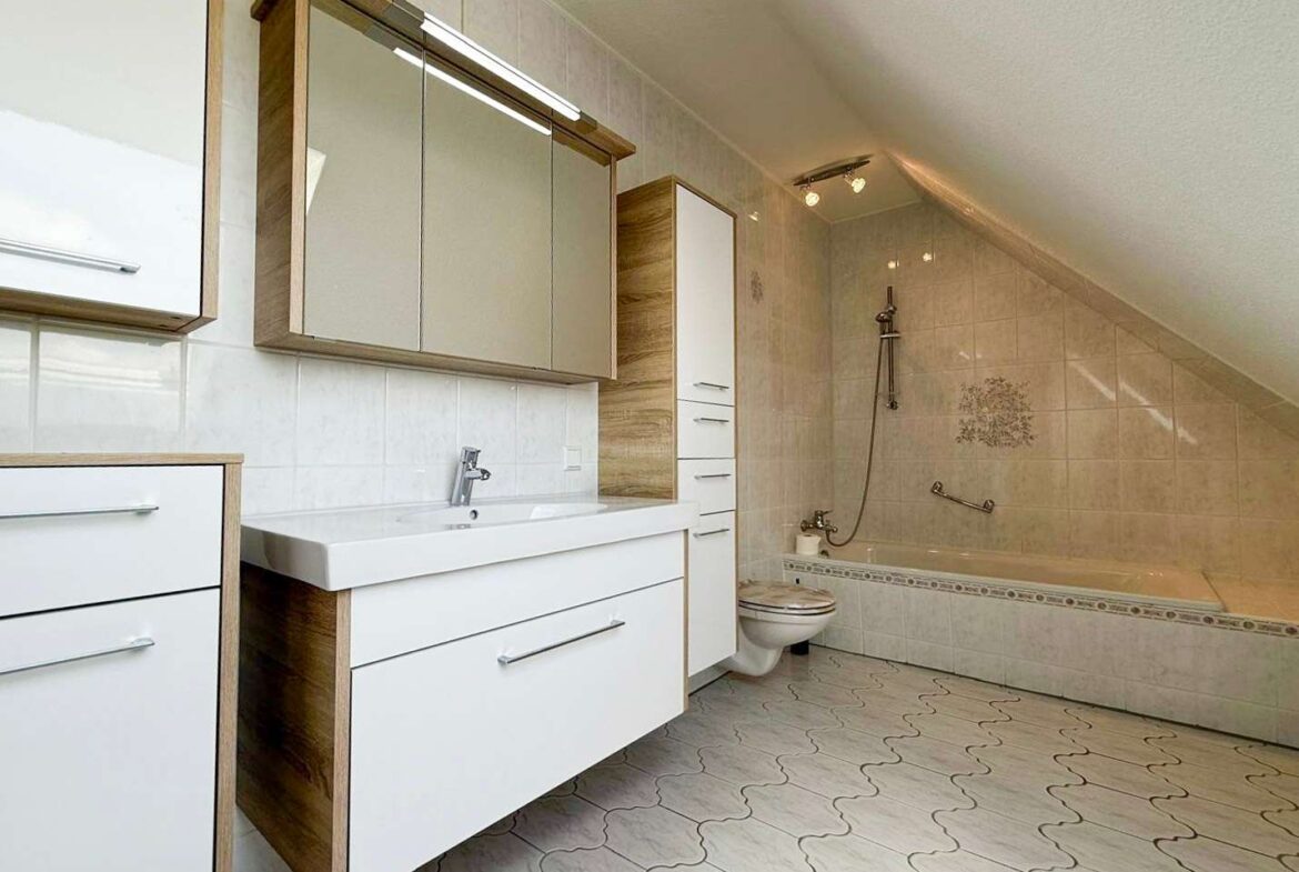 Modernes Wannenbad Wohnung OG