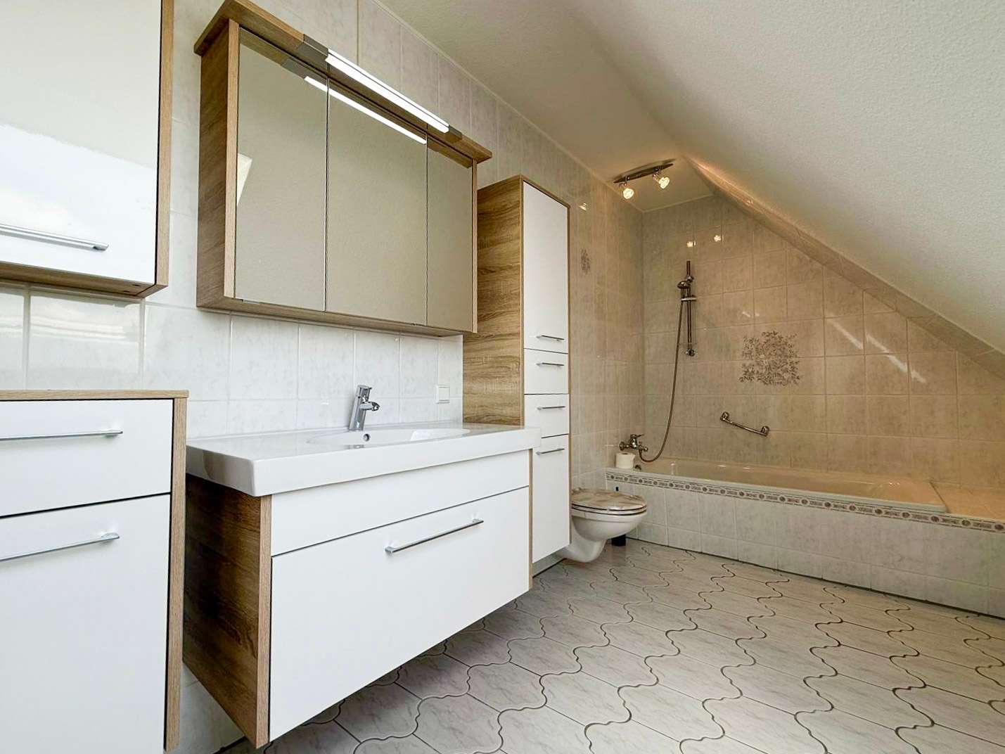 Modernes Wannenbad Wohnung OG