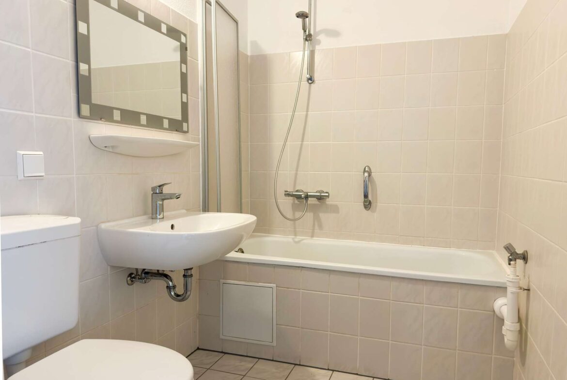 Bad mit Wanne, WM-Anschluss 