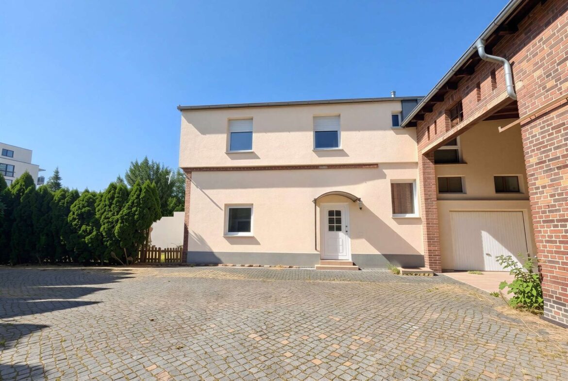 Grundstück vor dem Haus - s